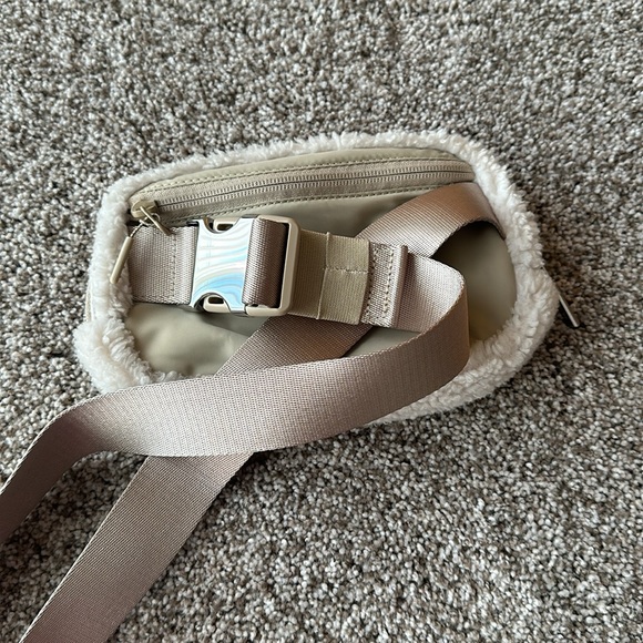 Lululemon Everywhere Belt Bag 1L *Fleece - Picture 6 of 8